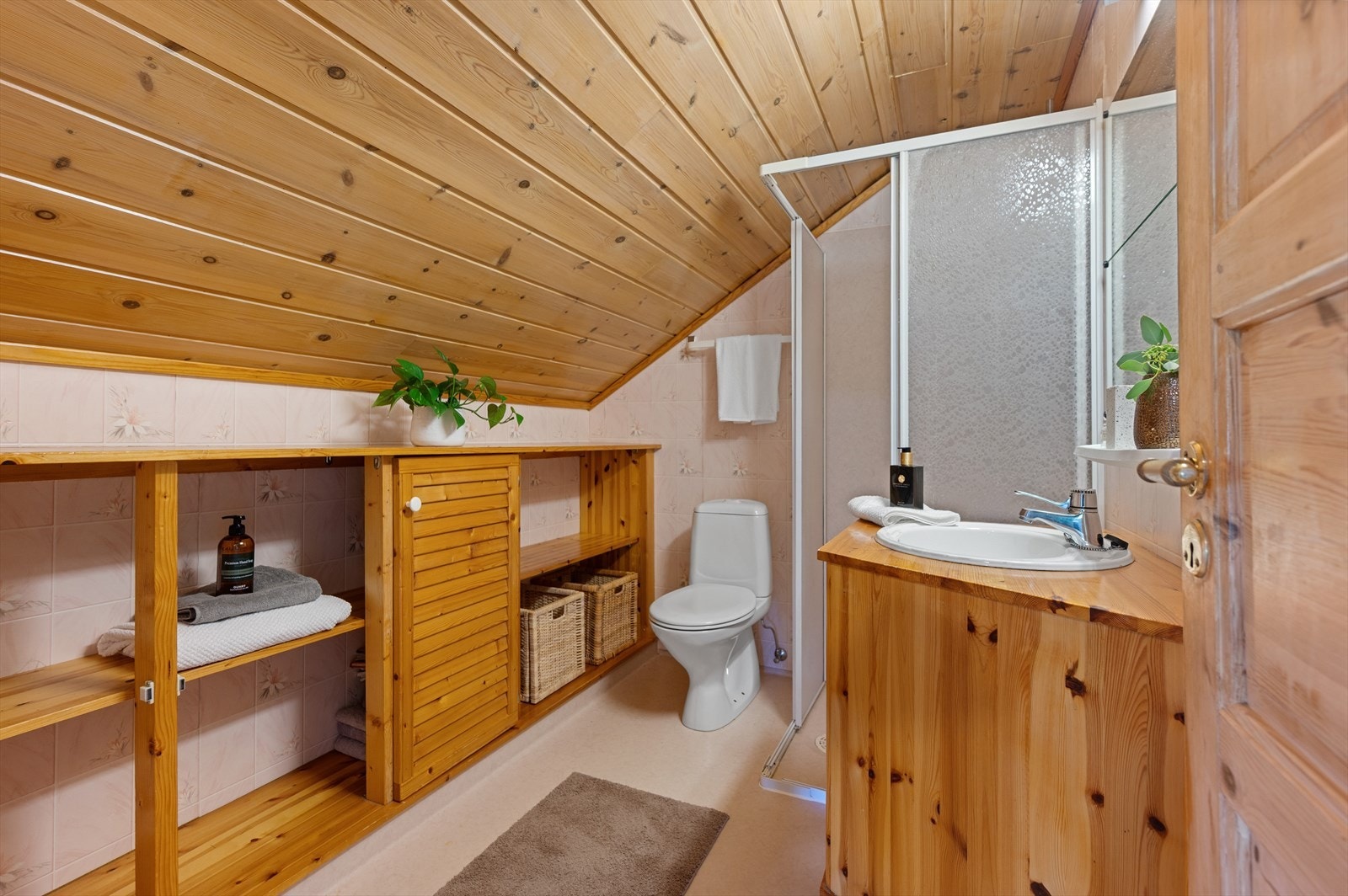 Innredningen av denne etasjen er ikke byggemeldt og godkjent. Se punkt for ferdigattest for mer informasjon. Galleribilde