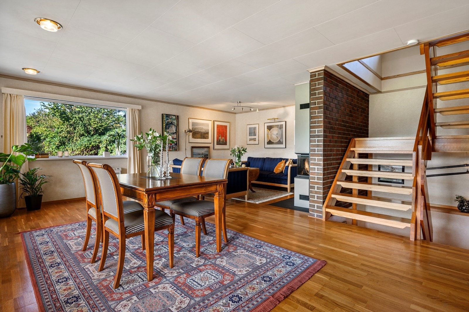 Det er god plass til en romslig spisegruppe. Galleribilde