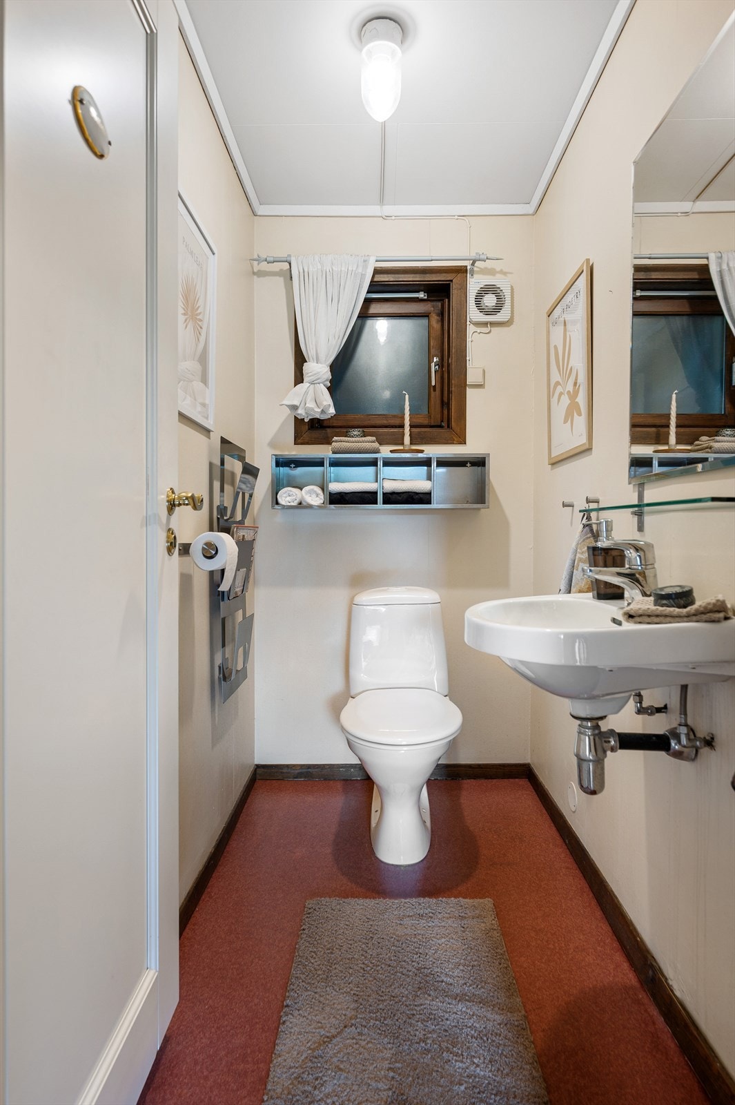 Toalettrom i underetasjen. Galleribilde