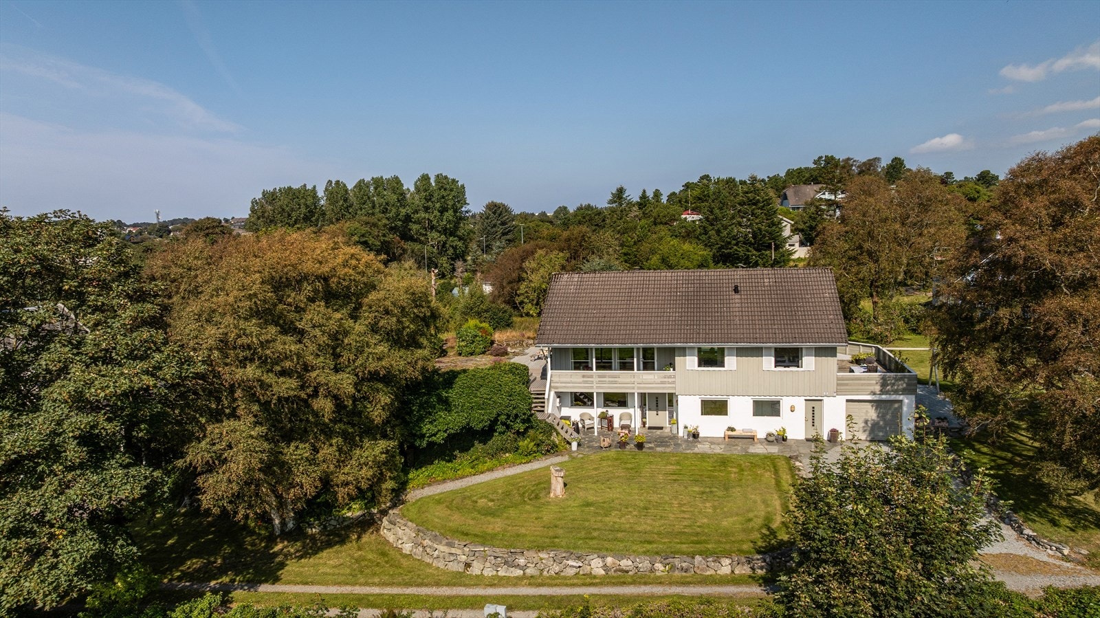 Eiendommen har svært gode solforhold med uteplasser i flere himmelretninger Galleribilde