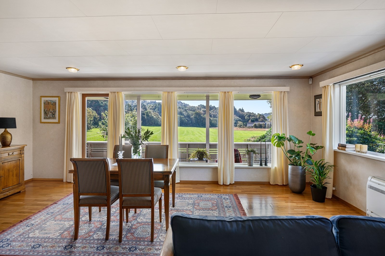 Fra stuen er det utgang til altan. Galleribilde