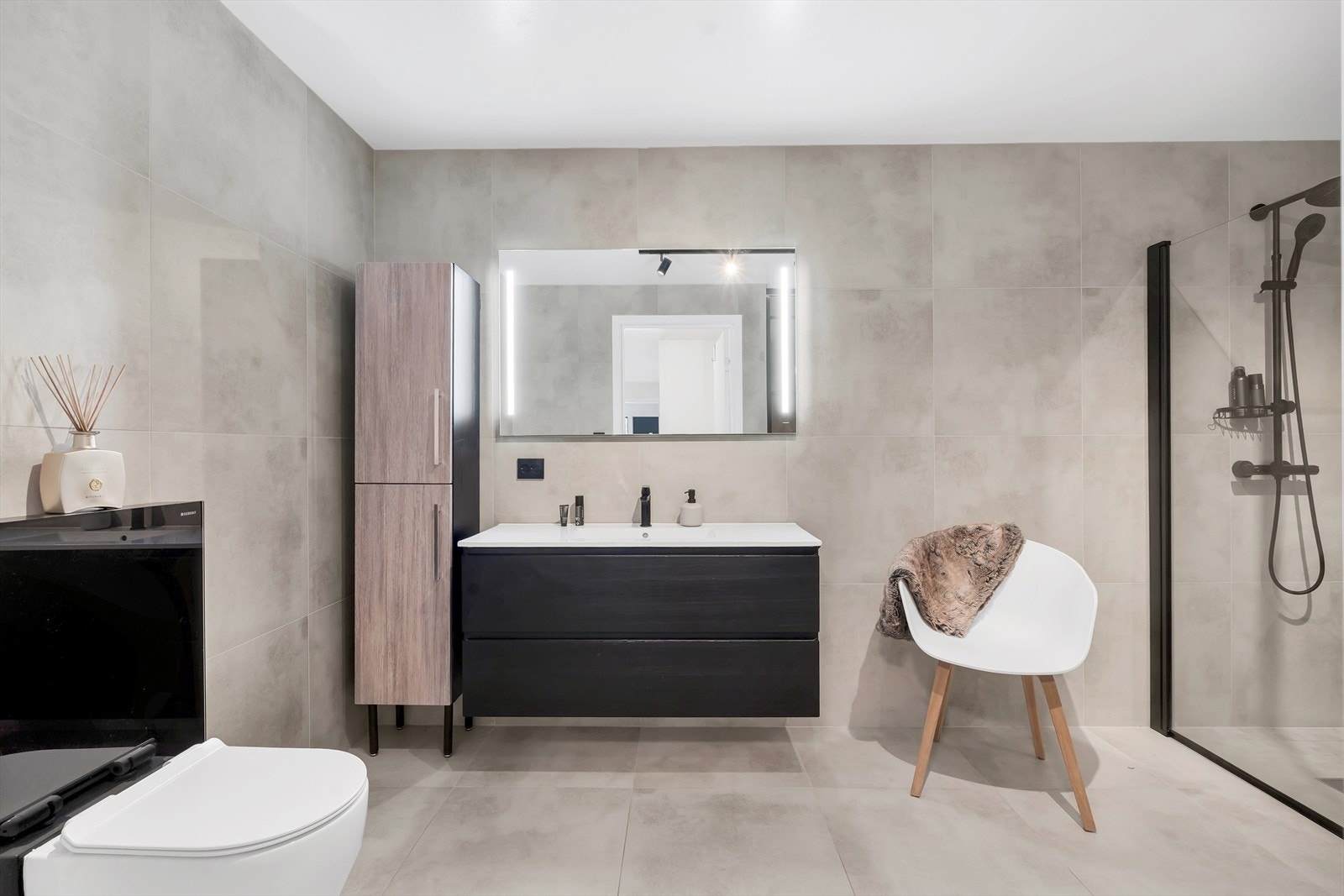 Soverommet har inngang til boligens andre bad - strøkent, med lekre fliser og smarte innredninger. Galleribilde