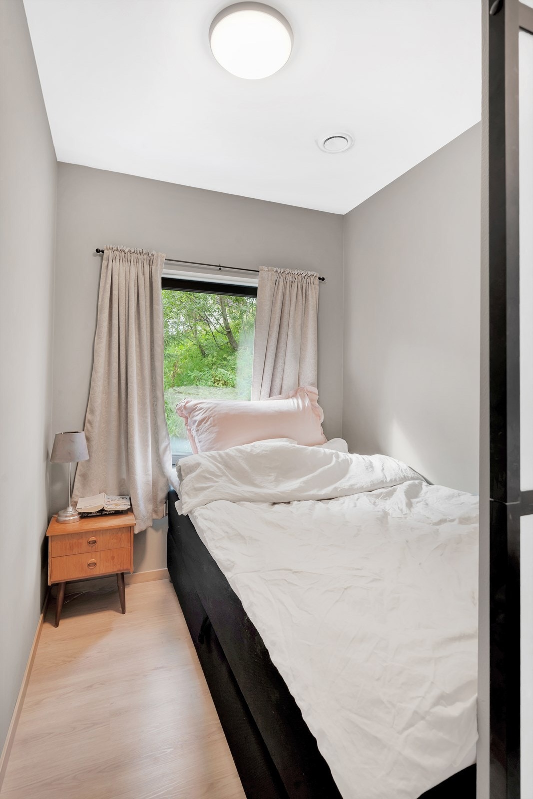 Flott soverom/alkove, med plass til stor seng. Galleribilde