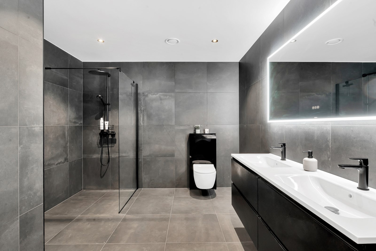 Praktiske og moderne innredninger, som kombinerer råflott design med funksjonalitet. Galleribilde