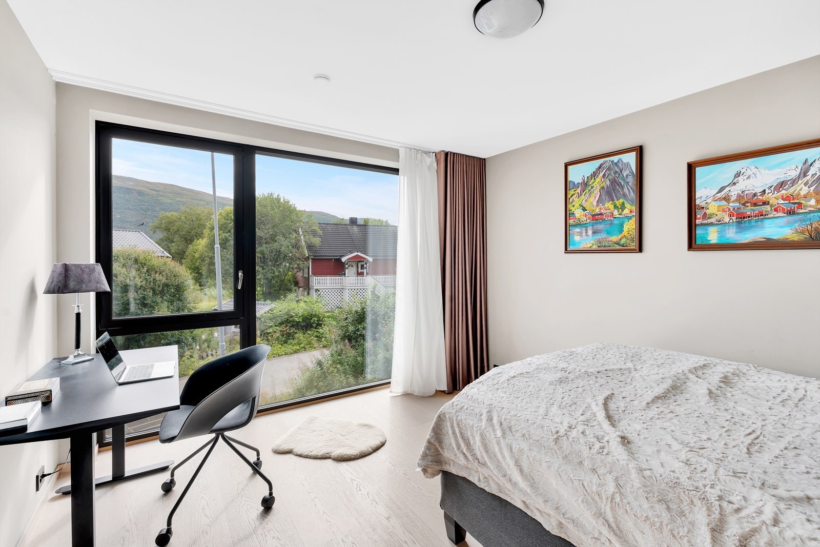Soverom 3 byr på store vindusflater, samt plass til stor seng, skrivepult og annet møblement. Galleribilde