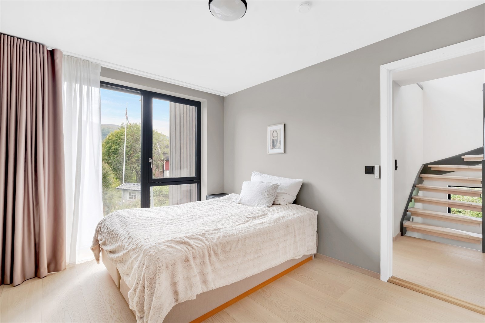 Boligen har i alt 4 soverom i hovedenheten - her soverom 2 med god plass til stor seng. Galleribilde