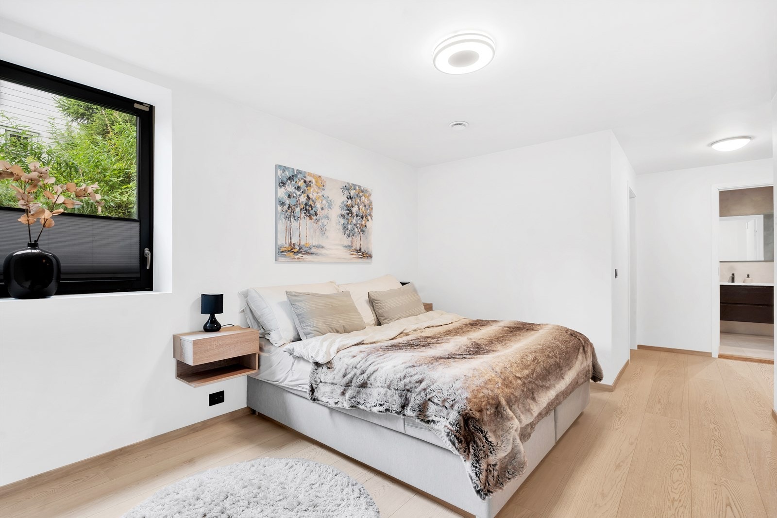 Hovedsoverommet i første etasje - romslig, med god plass til stor seng og annet ønsket møblement. Galleribilde