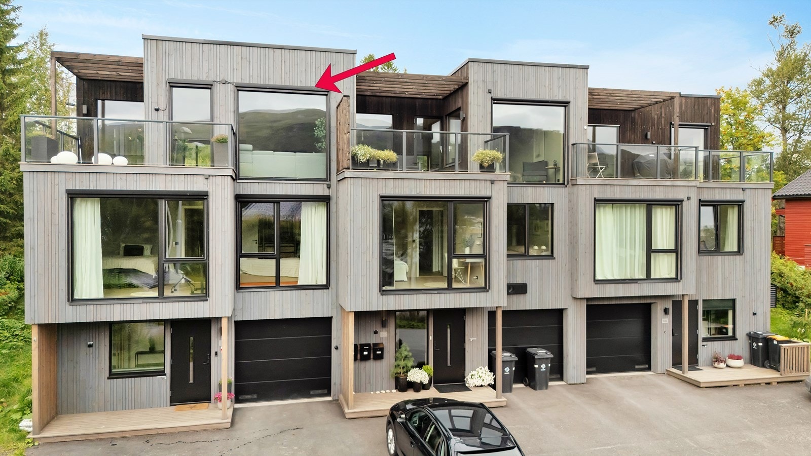 Tredelt rekkehusbebyggelse, med parkering både i garasje og på tomt. Galleribilde