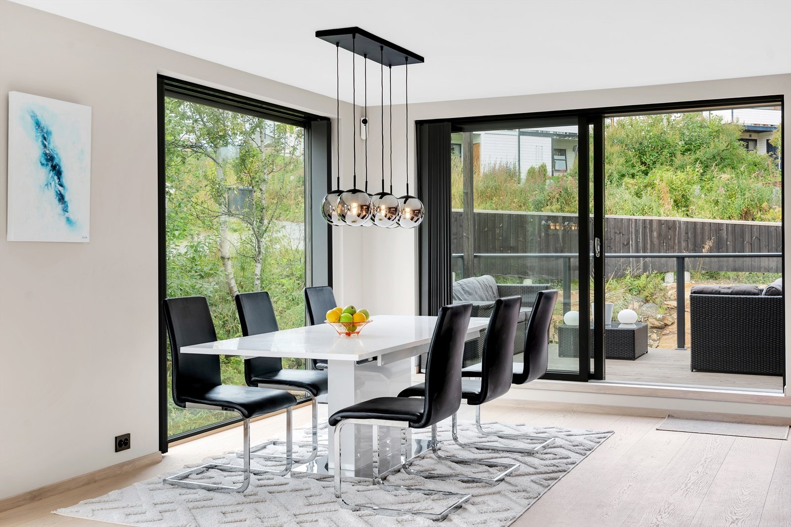 Gjennomgående praktiske og eksklusive løsninger og detaljer, med bokvalitet i særklasse. Galleribilde