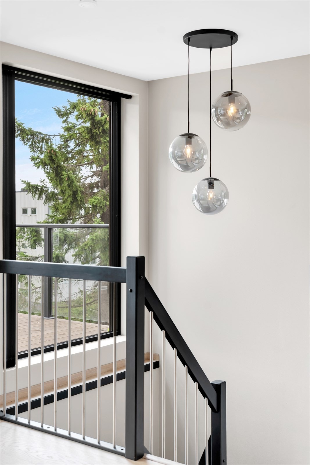 Her er ingen detaljer overlatt til tilfeldighetene. Flott trapp tar deg mellom etasjene. Galleribilde