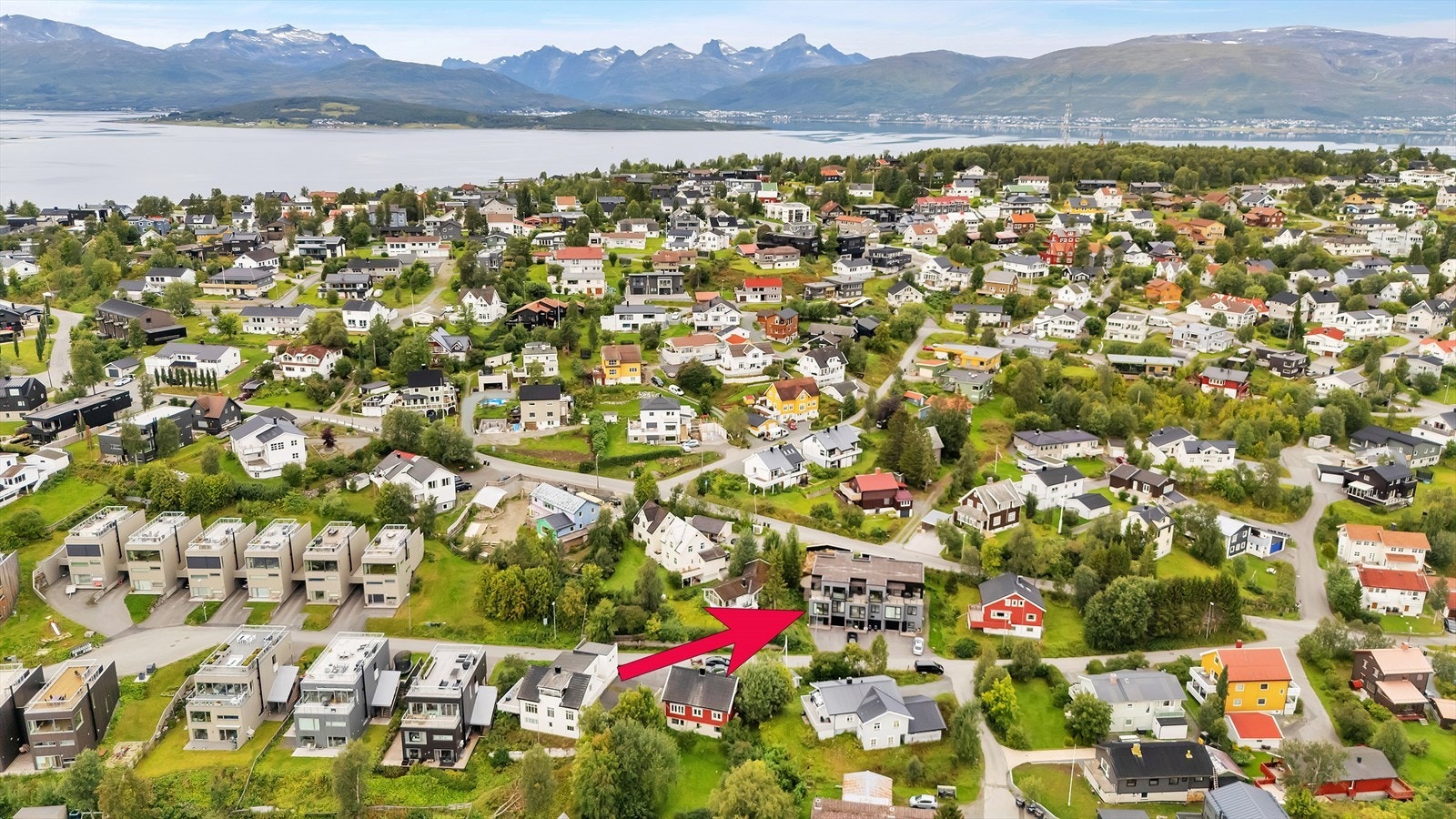 Boligen befinner seg på Tromsøyas sørøst-side, et svært attraktivt boligområde med gode solforhold. Galleribilde