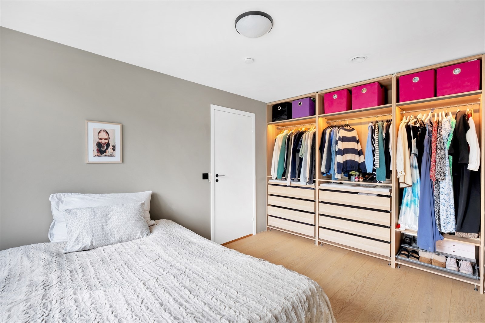 Soverommet er innredet med en fantastisk garderobeløsning, som virkelig kommer godt med i hverdagen. Galleribilde