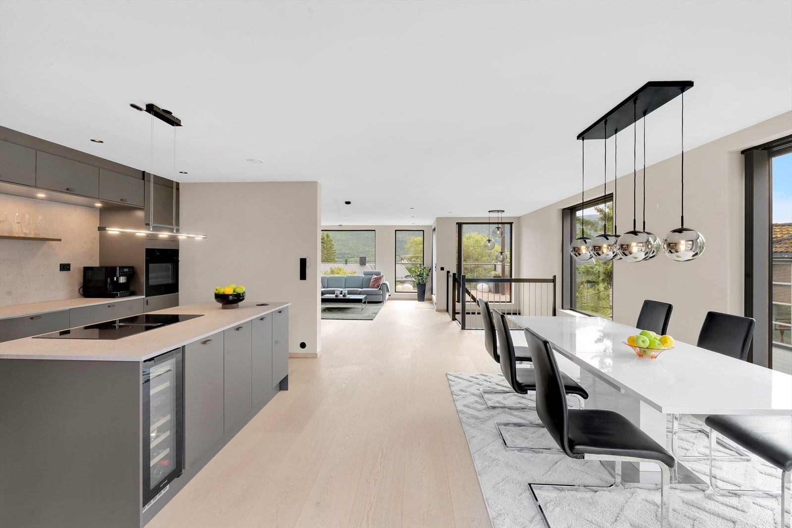 Med kun stue og kjøkken i øverste etasje byr boligen på svært gode møbleringsmuligheter, og en luftig og sosial atmosfære. Galleribilde