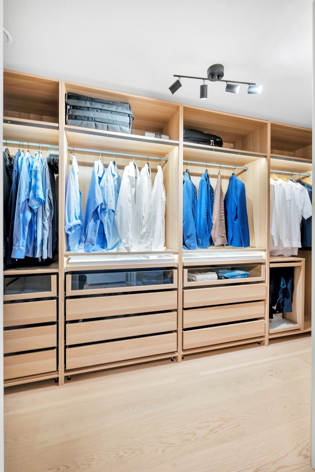 Gjennomtenkt garderobeløsning, med god plass til oppbevaring av både inne- og yttertøy, sko og annet. Galleribilde