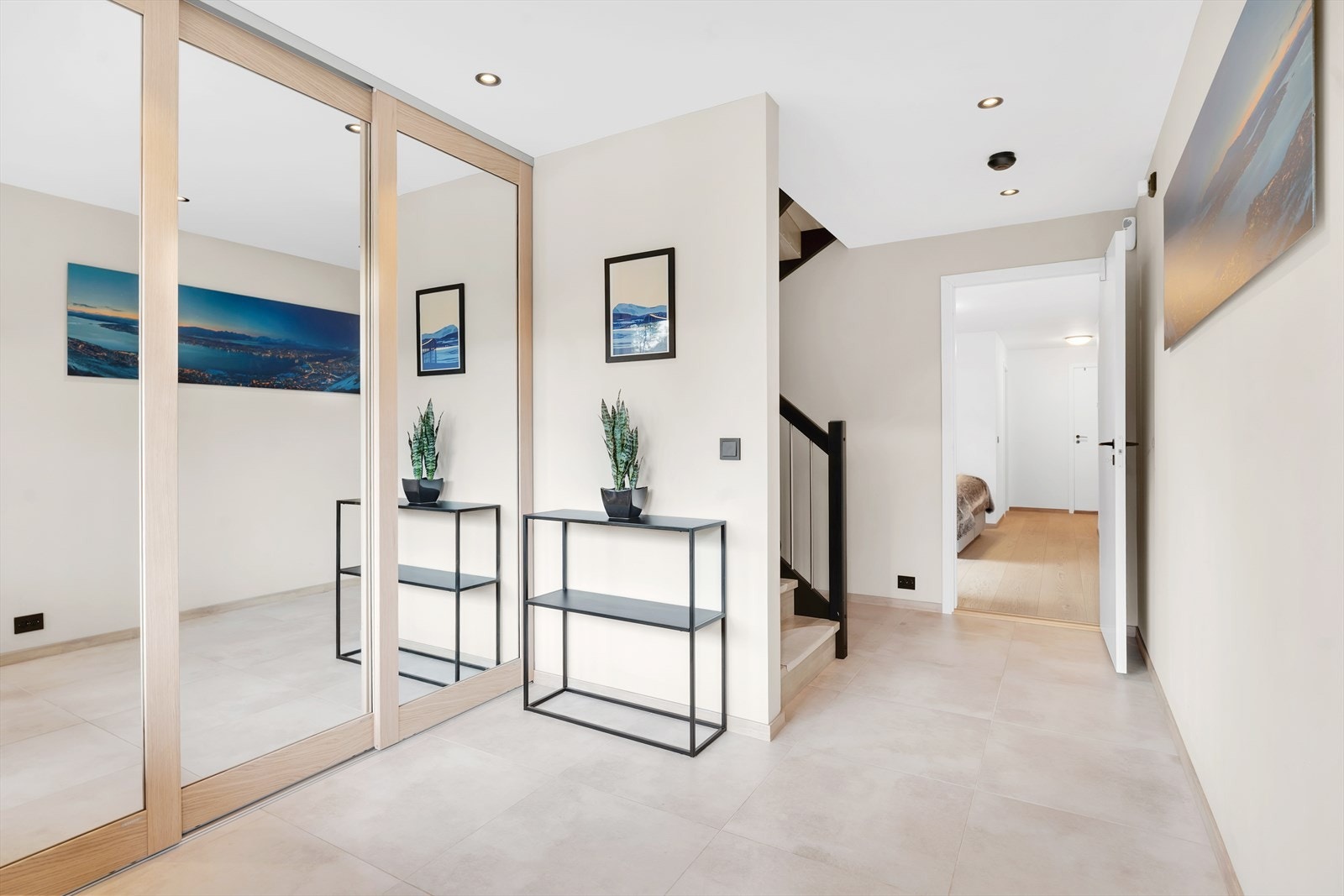 Velkommen inn! Utsøkt entre, med oppvarmet flisgulv og praktisk skyvedørsgarderobe. Galleribilde