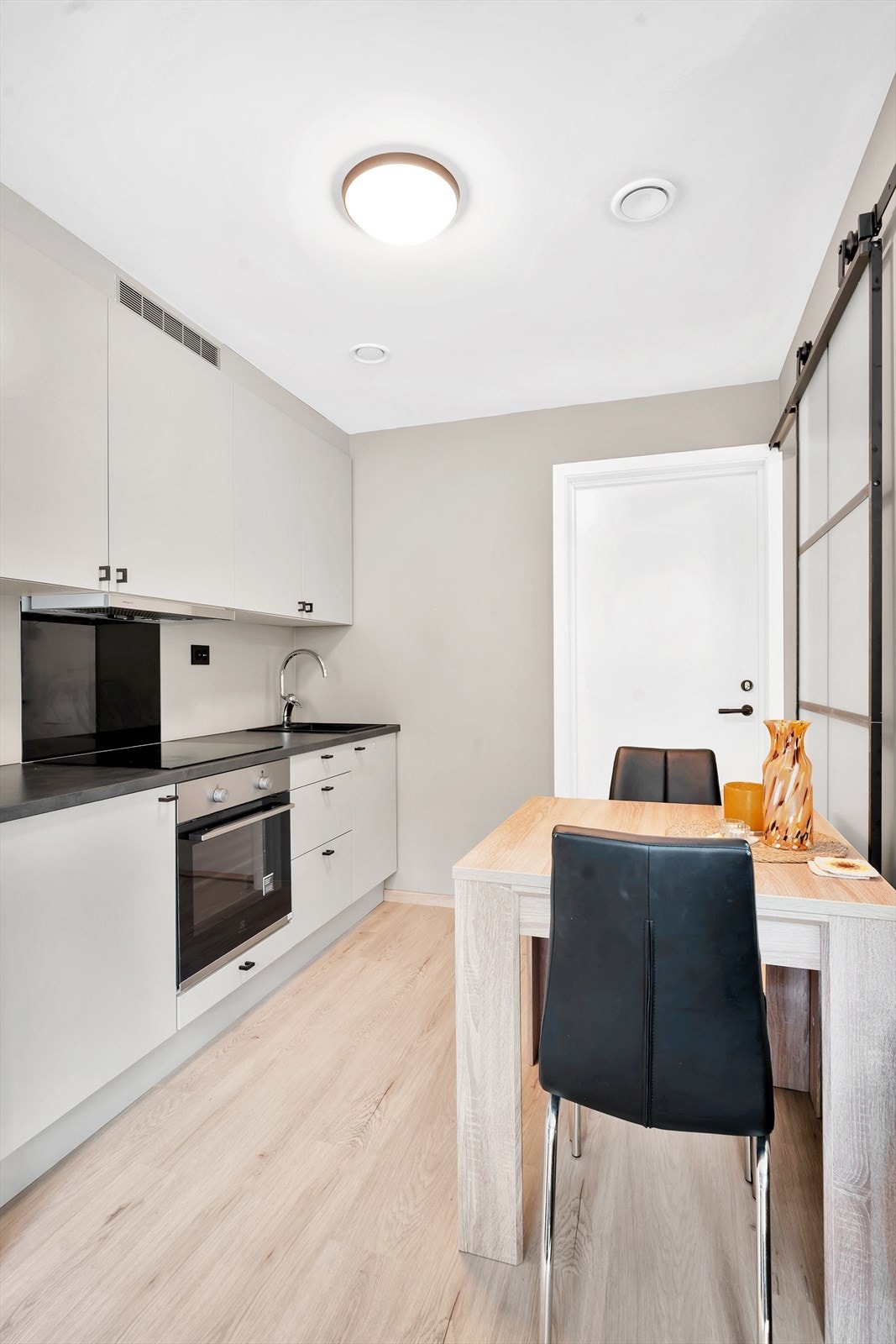 Utleie-enheten har egen inngang, stue/kjøkken, bad og soverom. Utleie-enheten er ikke en særskilt bruksenhet, og er sammenkoblet hovedboligen via lukket gang. Galleribilde