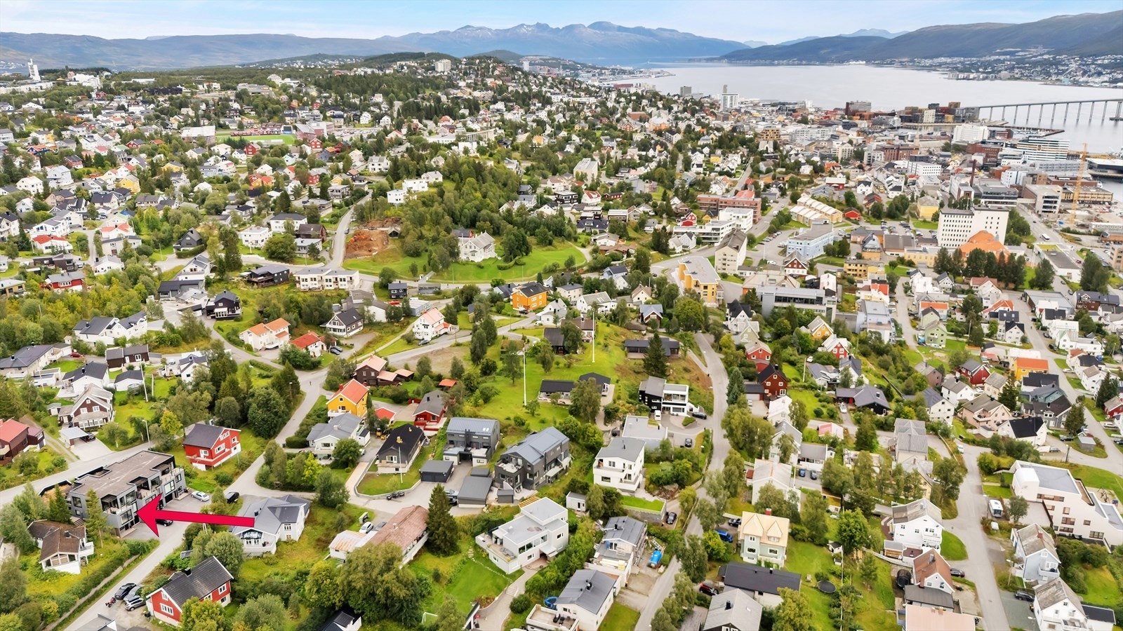 Tilbaketrukket beliggenhet i et rolig nabolag, men samtidig med gangavstand til sentrum. Galleribilde