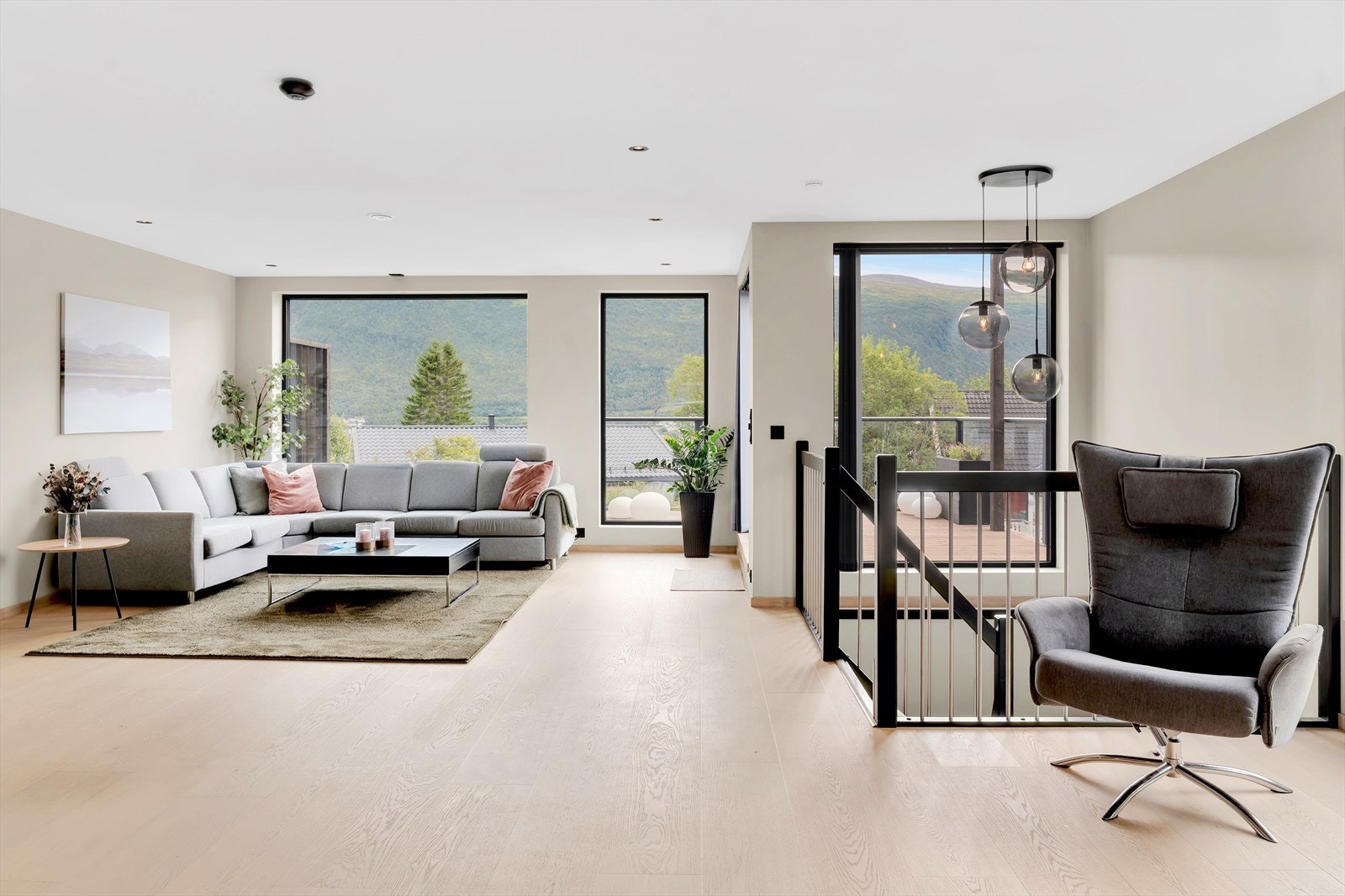 Utsøkt og påkostet bolig fordelt over tre plan, med toppmoderne standard fra 2023, sentral og solrik beliggenhet og utleie! Galleribilde