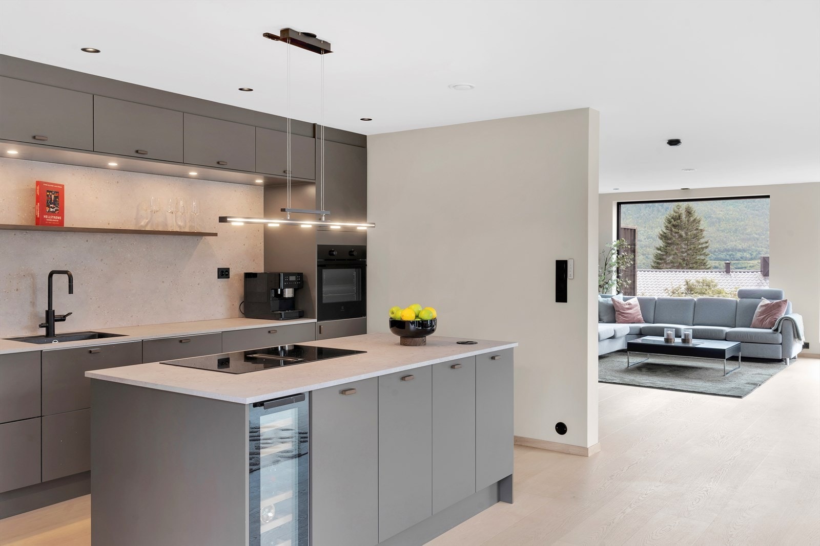 Strøkent og praktisk kvalitetskjøkken, med rikelig skap- og benkeplass. Galleribilde