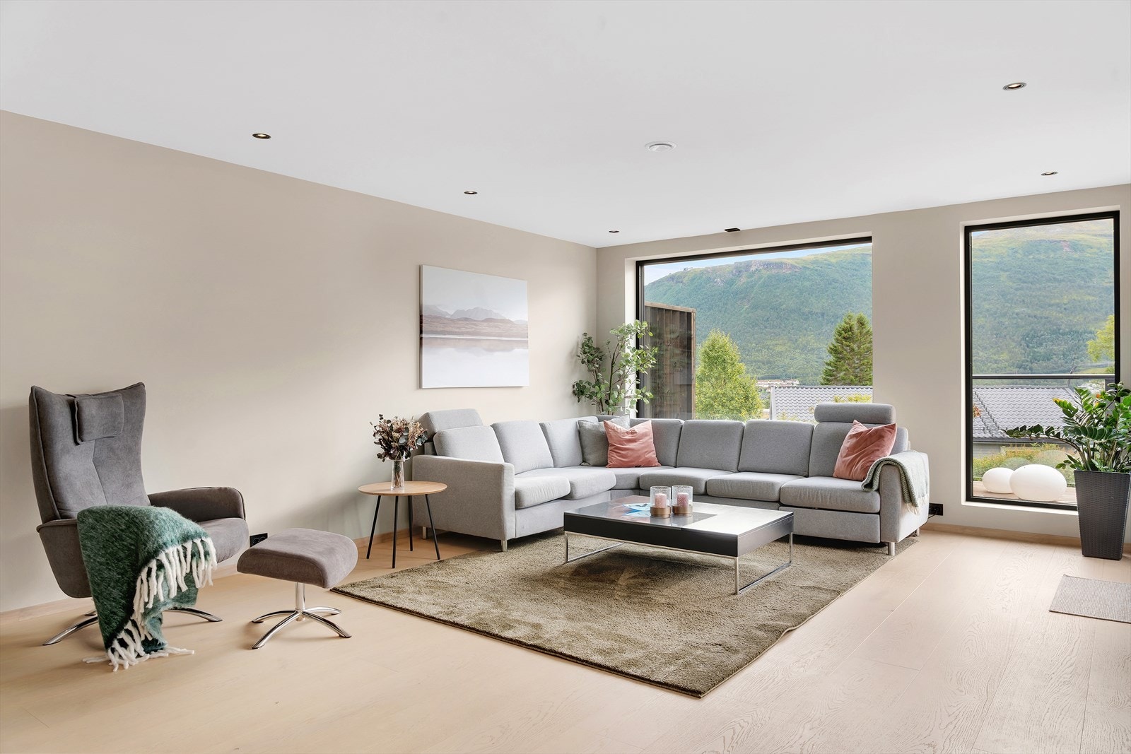 Glatte overflater i flotte fargevalg, nydelig parkettgulv og god takhøyde. Galleribilde