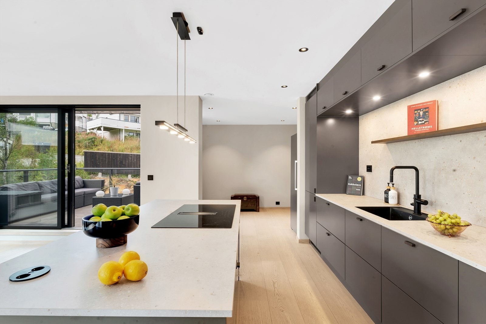 Tilknyttet kjøkkenet har du et ekstra rom som kan benyttes som eksempelvis TV-stue, hjemmekontor eller annet. Galleribilde