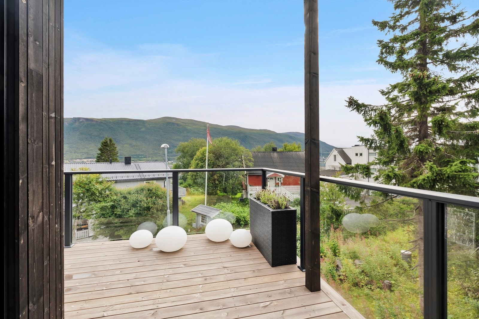 Her kan du nyte formiddagssolen i solveggen, med fantastiske solforhold og god plass til ønsket utemøblement. Galleribilde