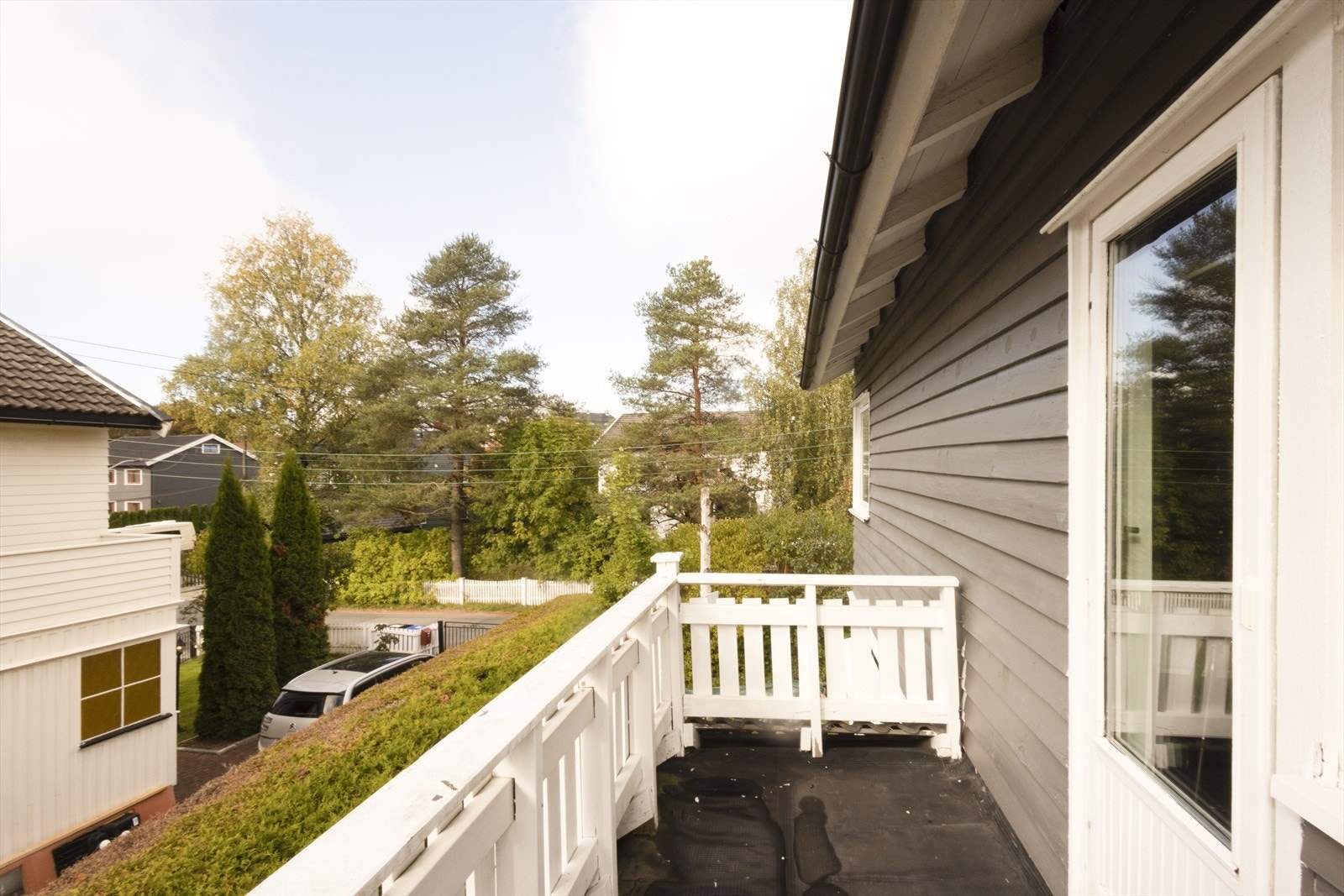 Fra et av soverommene er det utgang til en sørvestvendt balkong på 5 m². Galleribilde