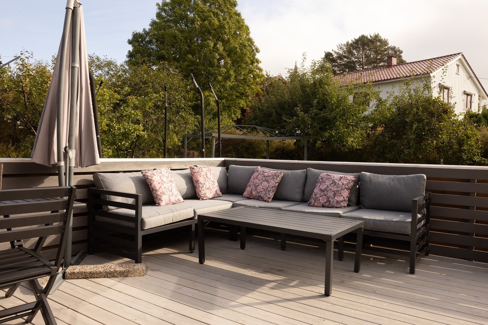 Her er det god plass for å samle venner og familie utendørs. Galleribilde