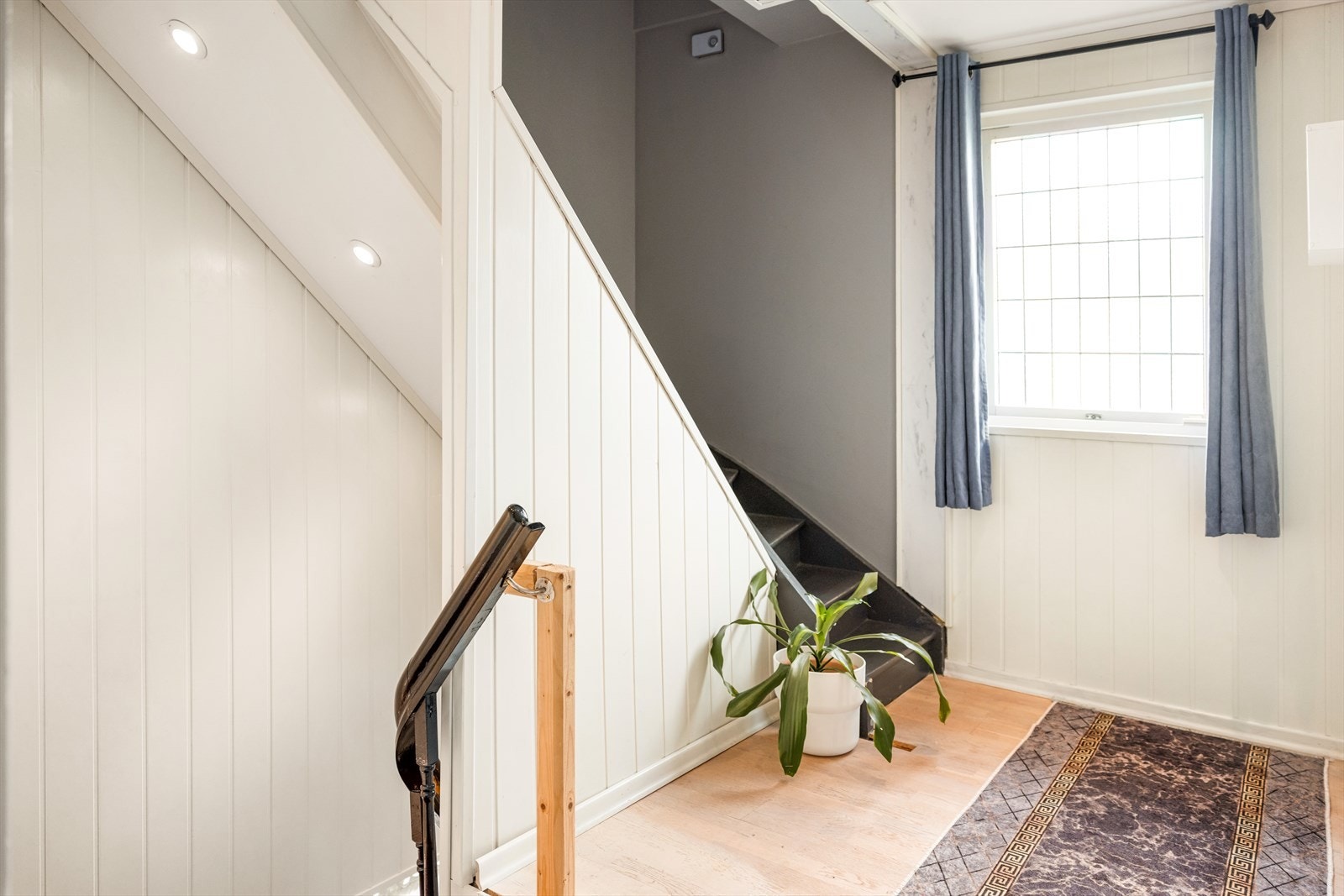 Trapperommet i andre etasje har panel på veggene og leder til etasjens rom. Galleribilde