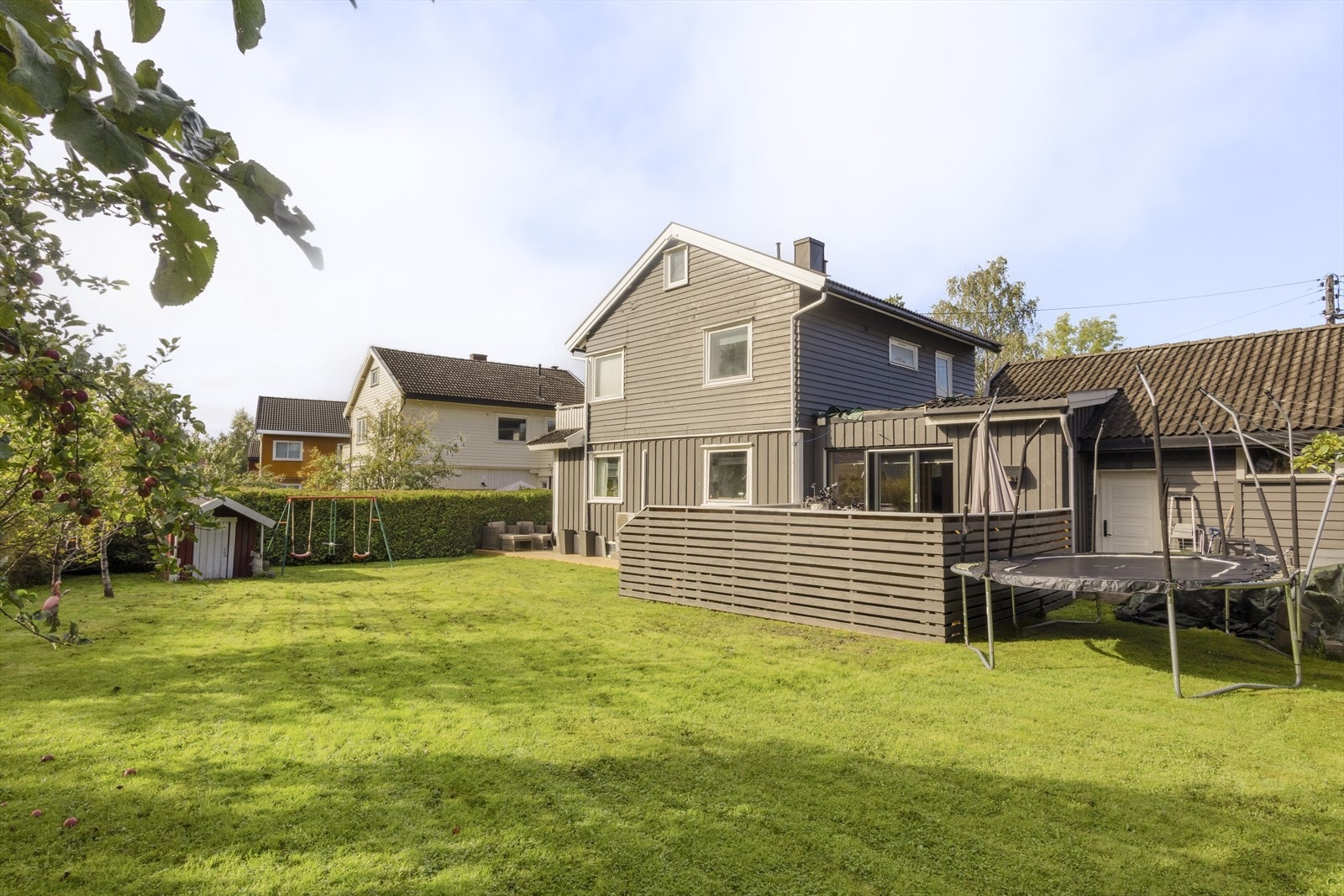 Flott og solrik terrasse med godt med plass til utemøbler og grill! Galleribilde