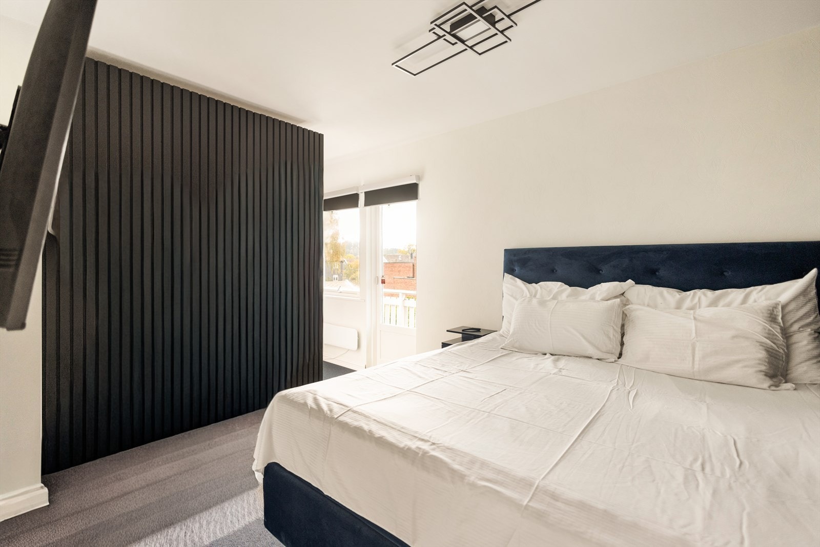 Hovedsoverommet er romslig og har en moderne spilevegg som en stilig detalj. Galleribilde