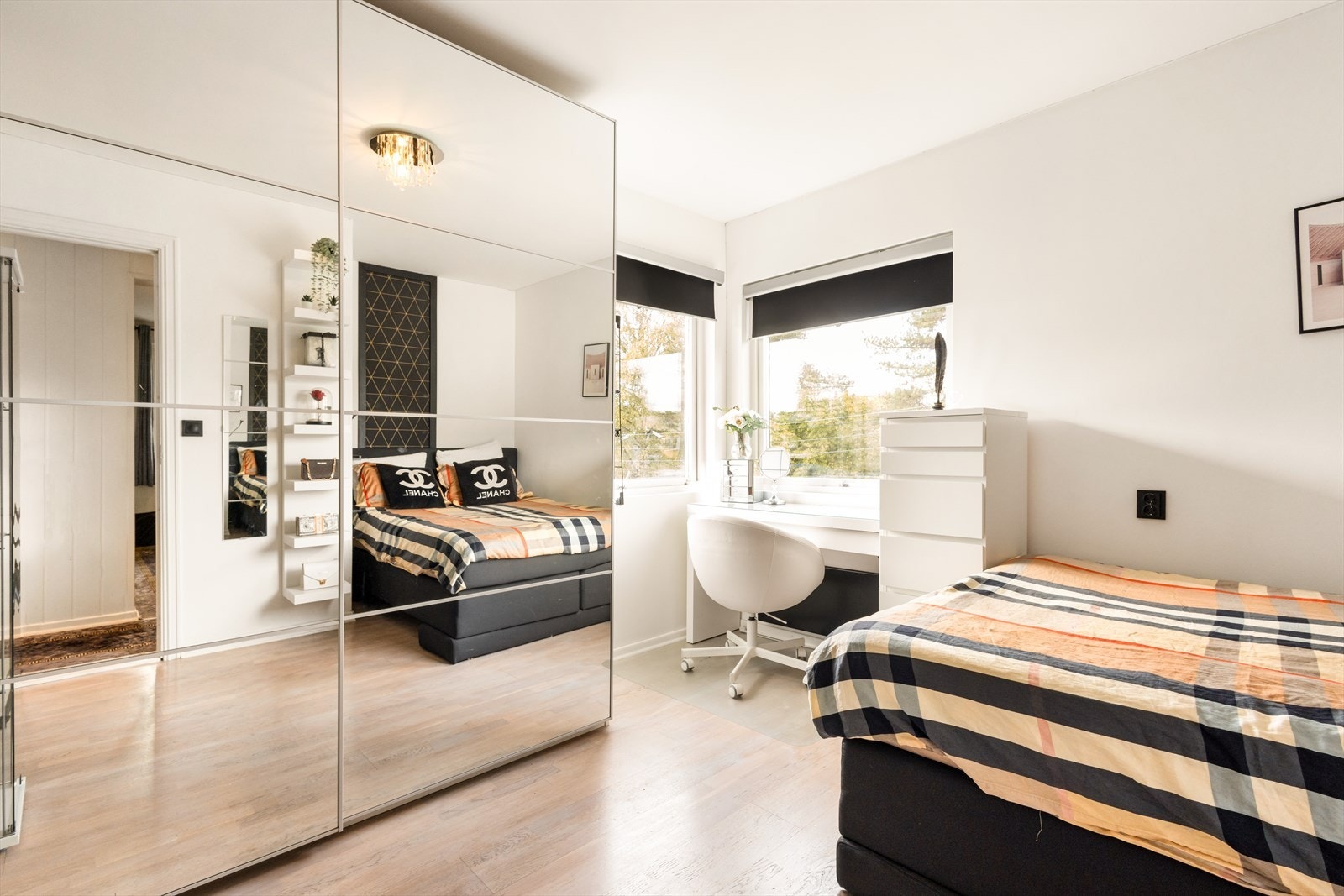 Det andre soverommet har god størrelse, med plass til seng, skrivepult og garderobeløsning. Galleribilde