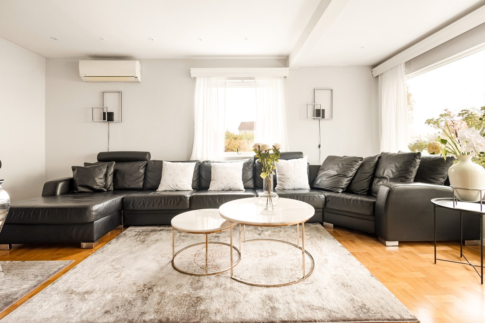 Her er det god plass for en stor sofagruppe, ideelt for sosiale sammenkomster. Galleribilde