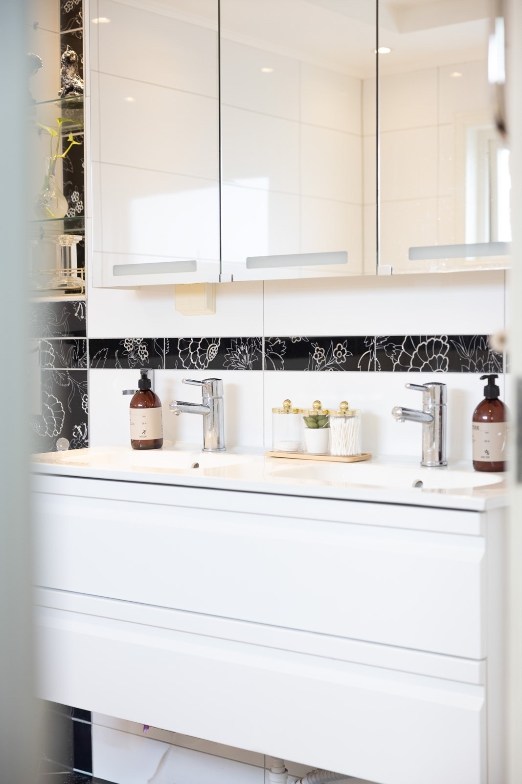 Moderne servantinnredning med to ettgreps blandebatterier. Galleribilde