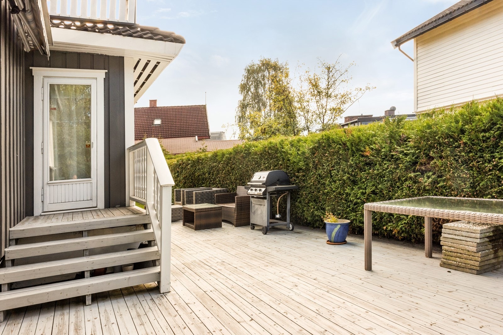 En annen del av uteplassen, med trapp ned til hagen. Galleribilde