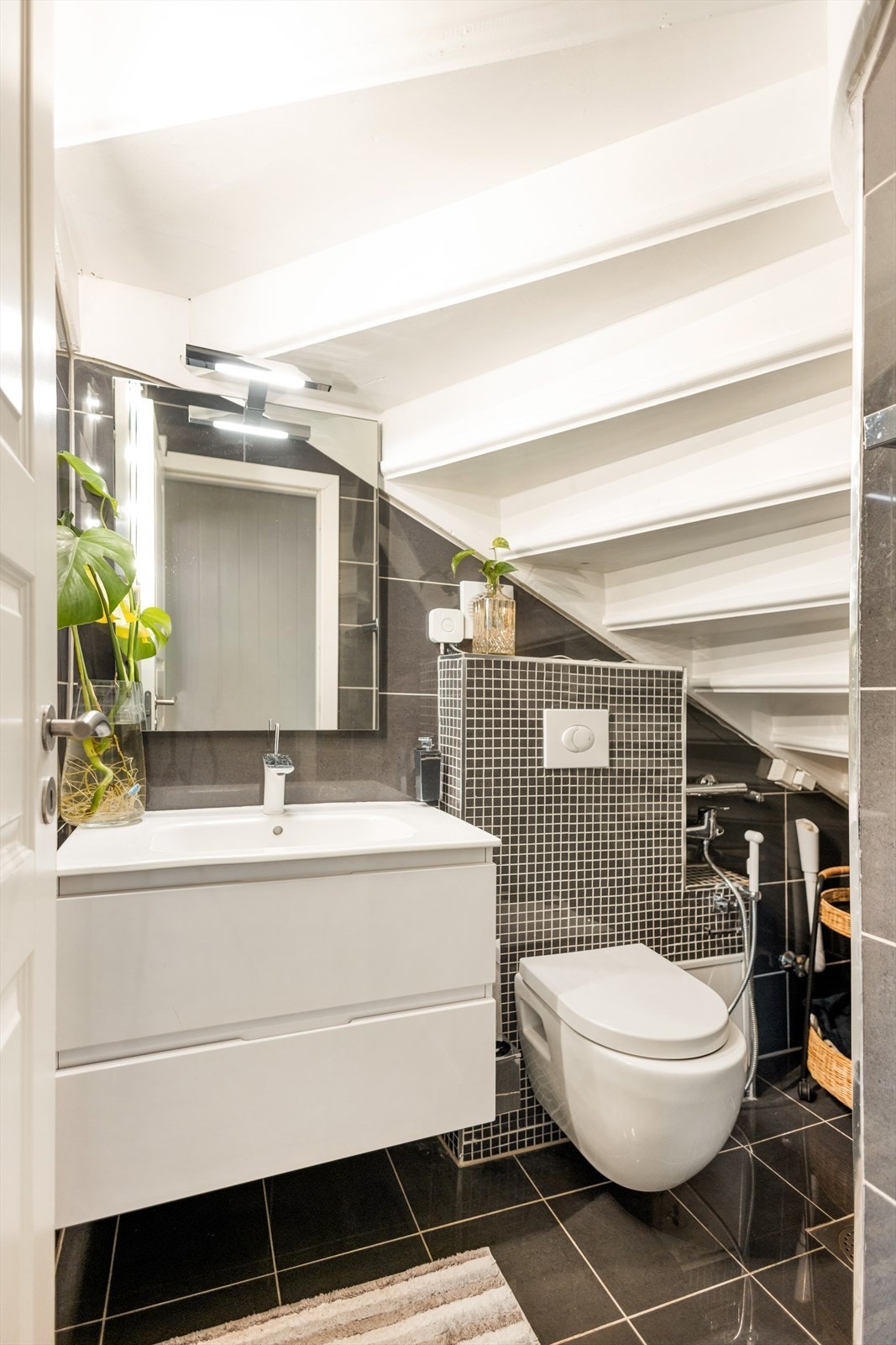 Rommet er utstyrt med vegghengt toalett og servantinnredning. Galleribilde