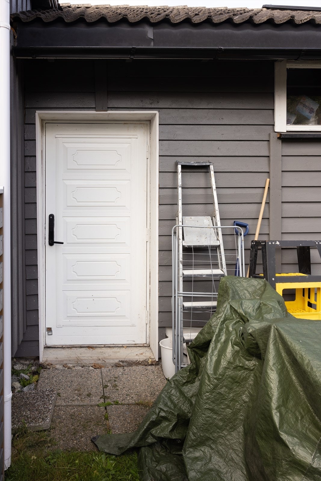 Praktisk sidedør med direkte tilgang til eiendommen. Galleribilde
