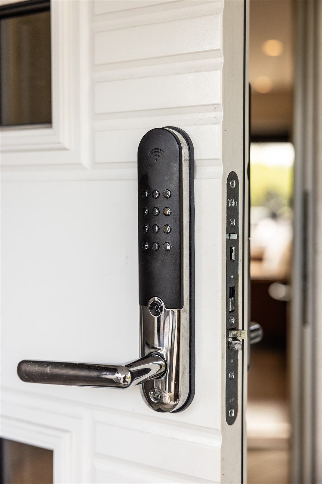 Inngangsdøren er utstyrt med en moderne, elektronisk dørvrider for enkel og sikker adkomst. Galleribilde