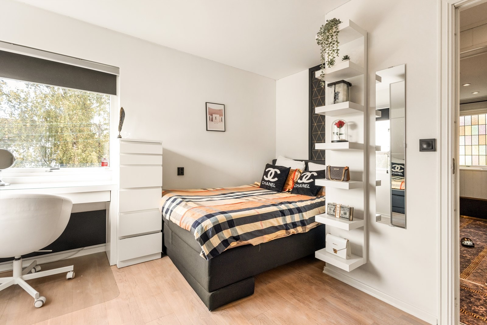 Store vinduer gir godt med dagslys inn i rommet. Galleribilde