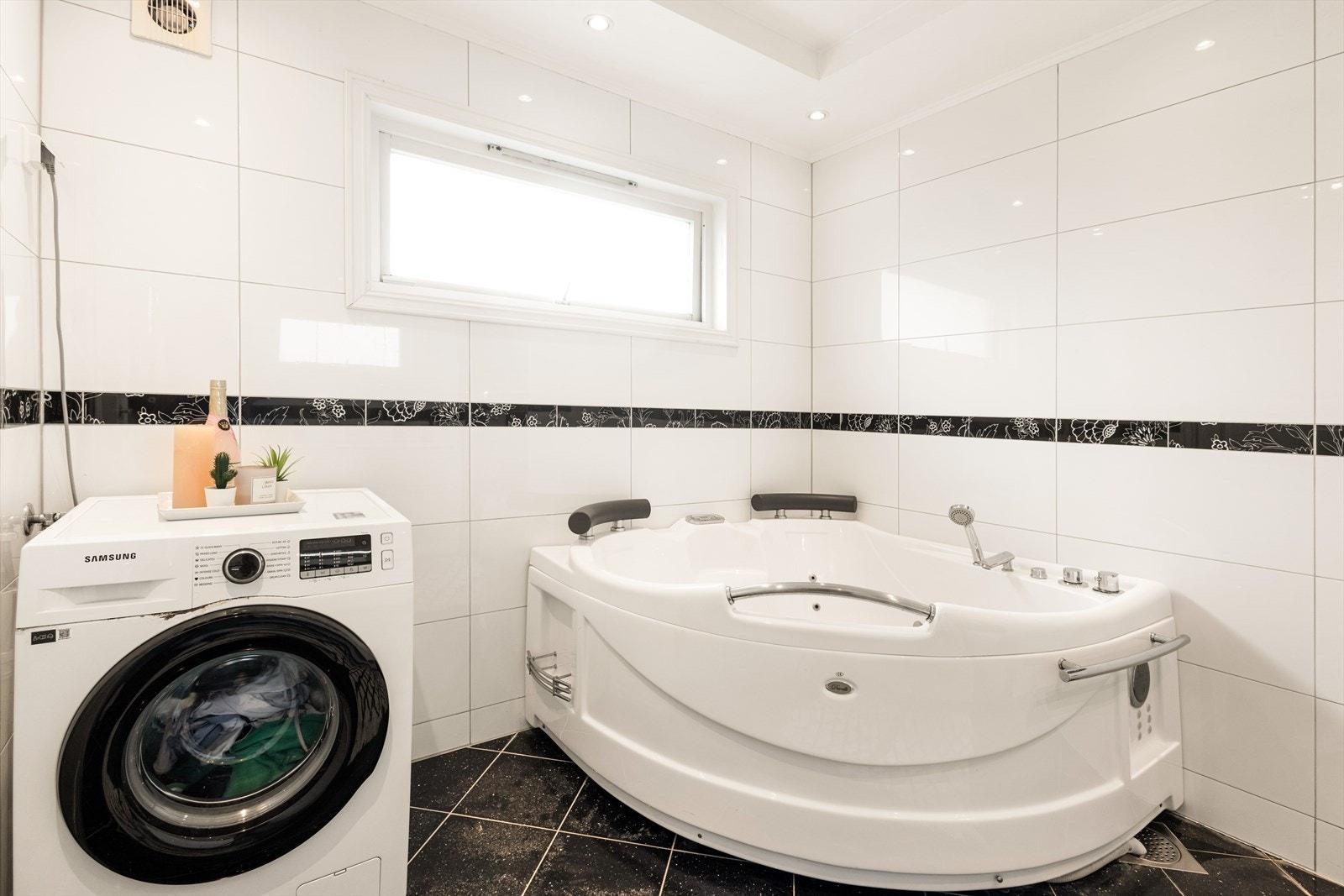 Her er det også et hjørnebadekar og opplegg for vaskemaskin. Galleribilde