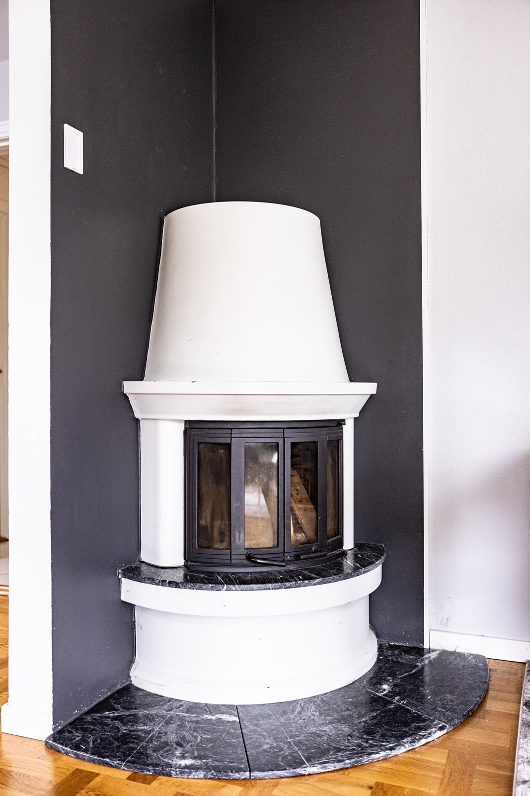 Et oppmurt ildsted med innsats gir både varme og stemning på kalde dager. Galleribilde