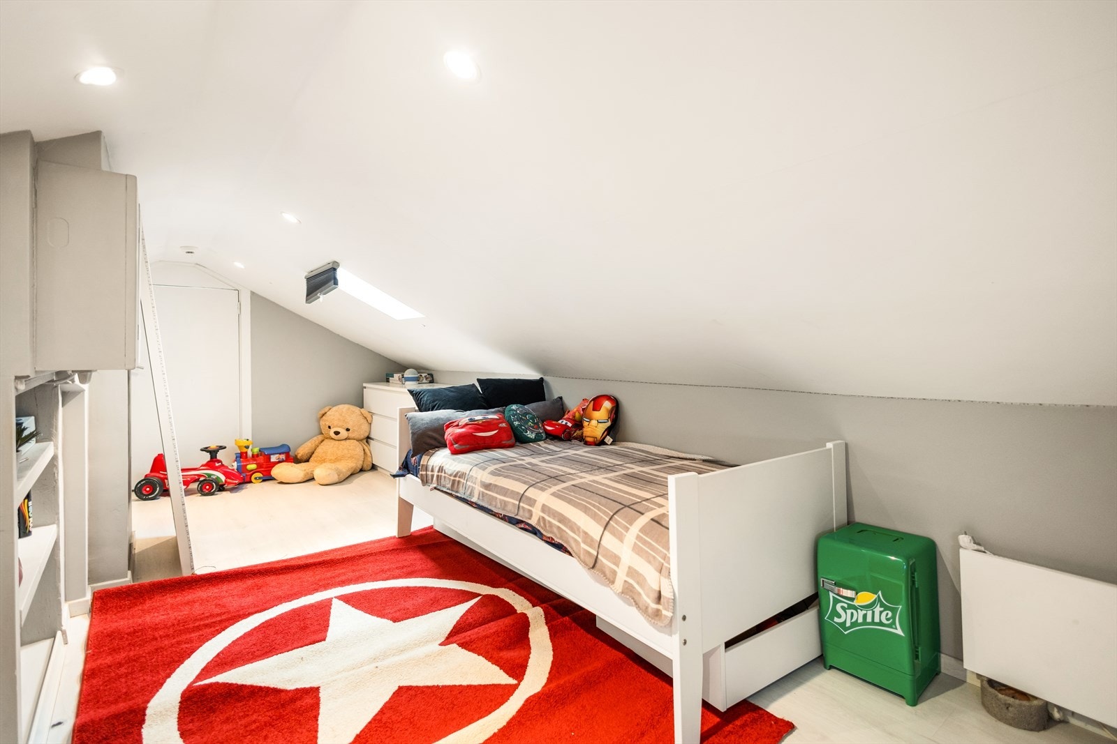 Ekstra lagringsplass i loftsetasjen. Mer lagringsplass i loftsboden Galleribilde