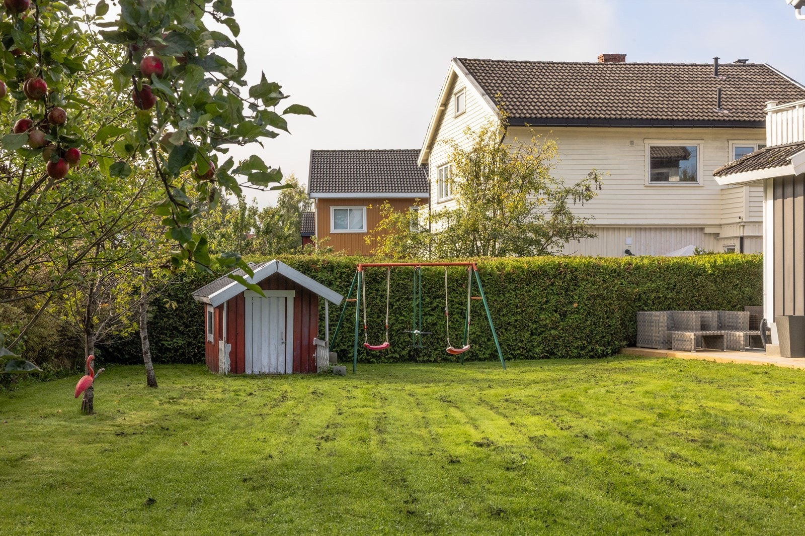 Hagen er skjermet av Tuja- hekk langs nr.27 og annen type busk resterende av hagen, som gir en privat og tilbaketrukket atmosfære. Galleribilde