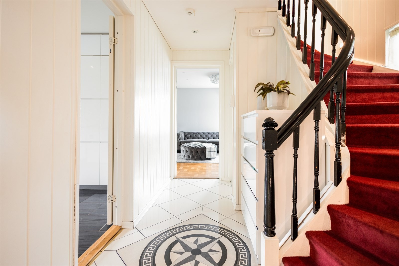 Hallen binder sammen etasjens soner og gir tilgang til både stue og kjøkken. Galleribilde