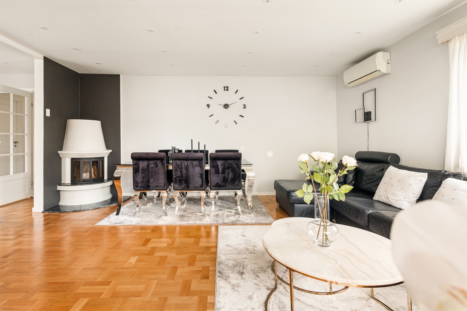 Den romslige stuen har god plass til både sofagruppe og en stor spisestue. Galleribilde