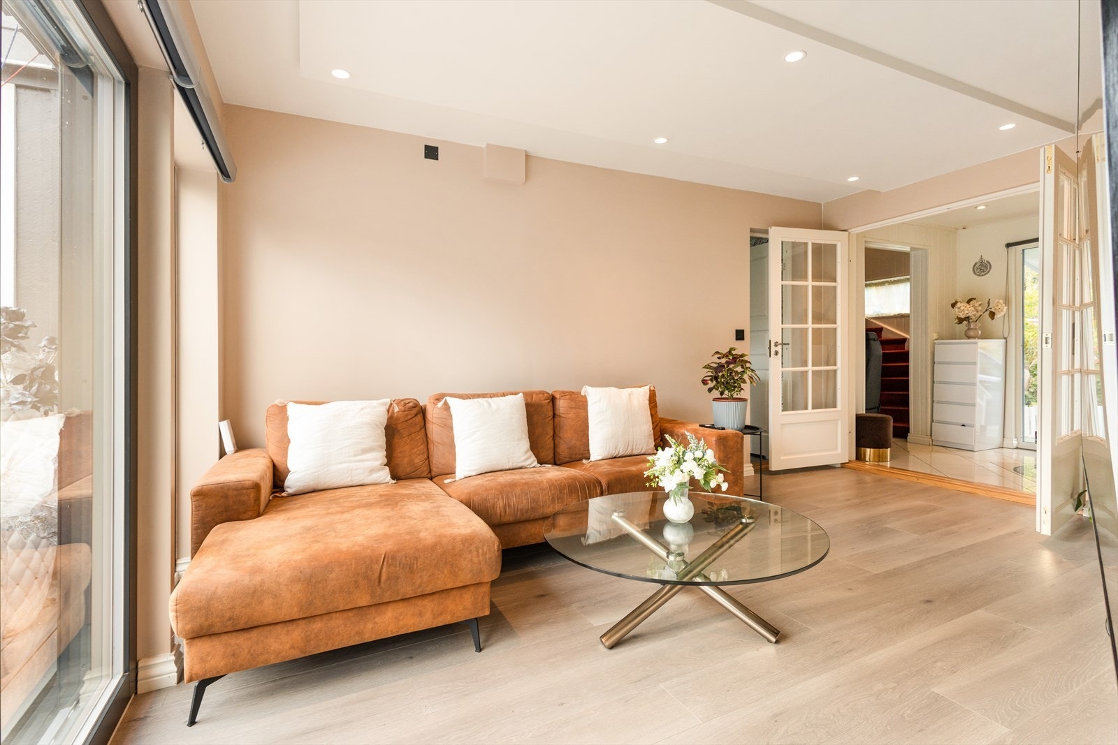 Plass for stor sittegruppe og rommet har downlights i tak Galleribilde