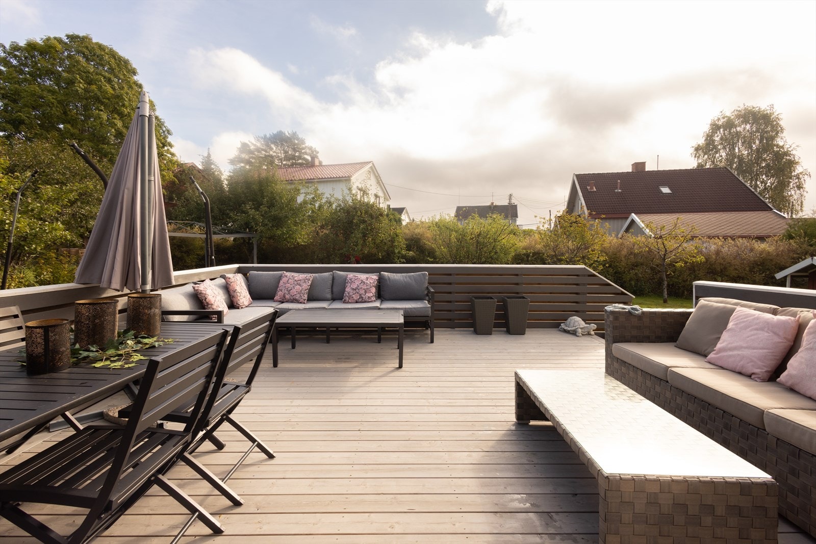 Eiendommen har totalt 58 m² med utvendige terrasser, som gir rikelig med plass for utemøbler. Galleribilde