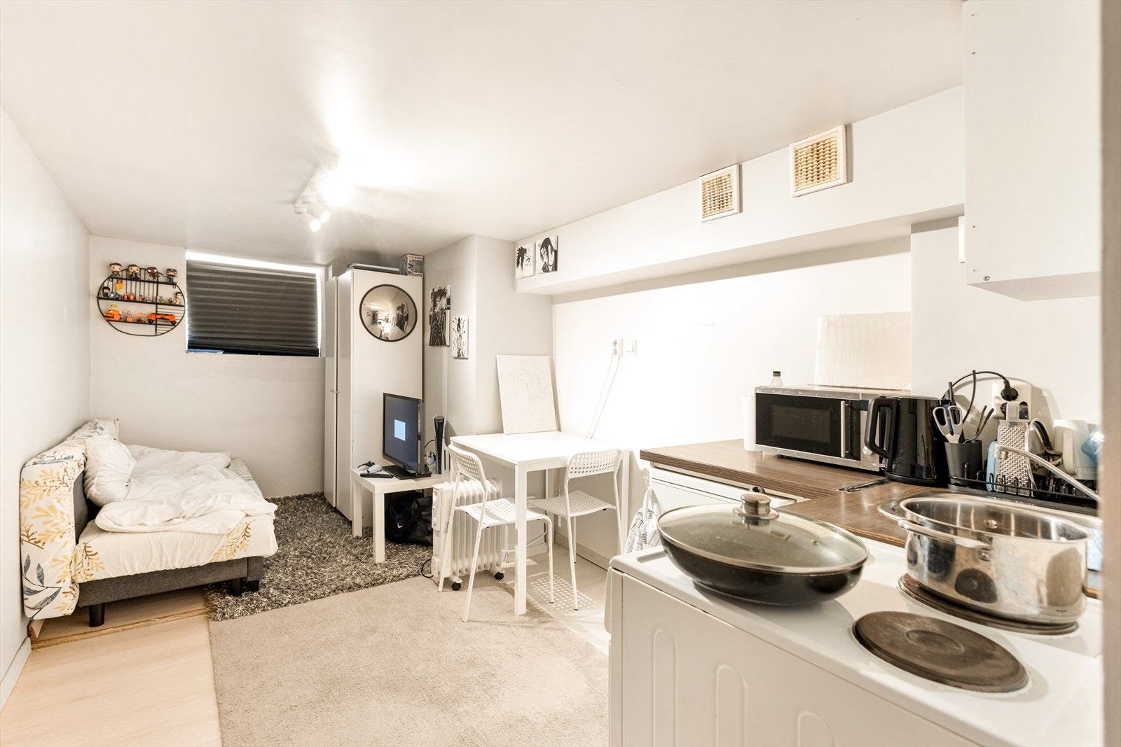 Det ene rommet er innredet som stue og kjøkken i 2018. Galleribilde