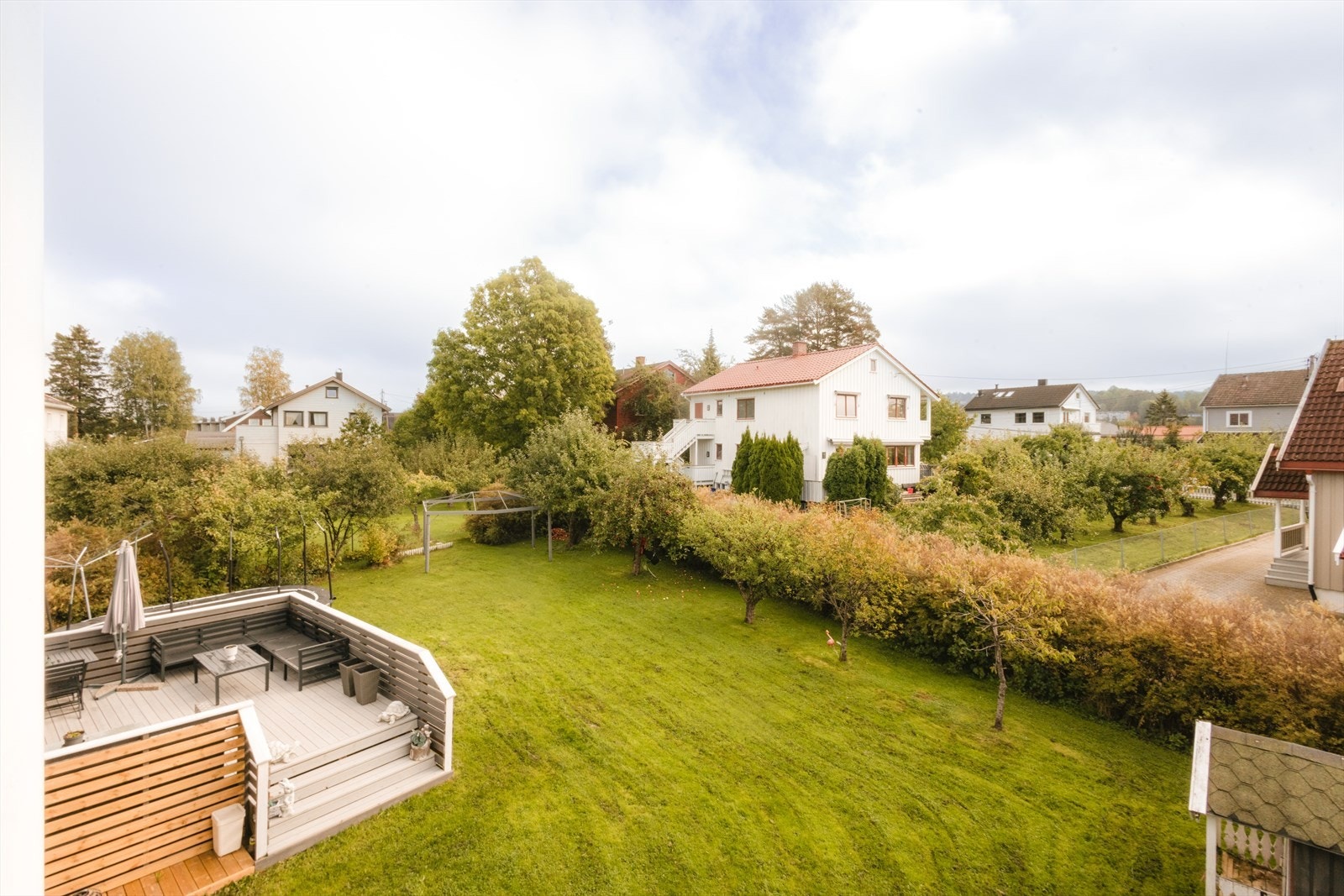 Fra eiendommen er det utsikt over et etablert og rolig nabolag. Galleribilde