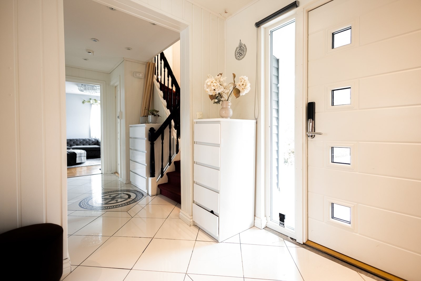 Velkommen inn i en lys entré med flislagt gulv og varmekabler for ekstra komfort. Galleribilde